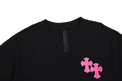 T-SHIRT NOIR ET ROSE AVEC LOGO DE FER À CHEVAL ET CŒURS CHROMÉS