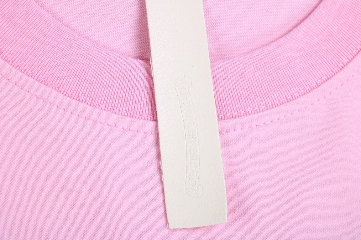 T-SHIRT ROSE AVEC LOGO DE FER À CHEVAL ET CŒURS CHROMÉS