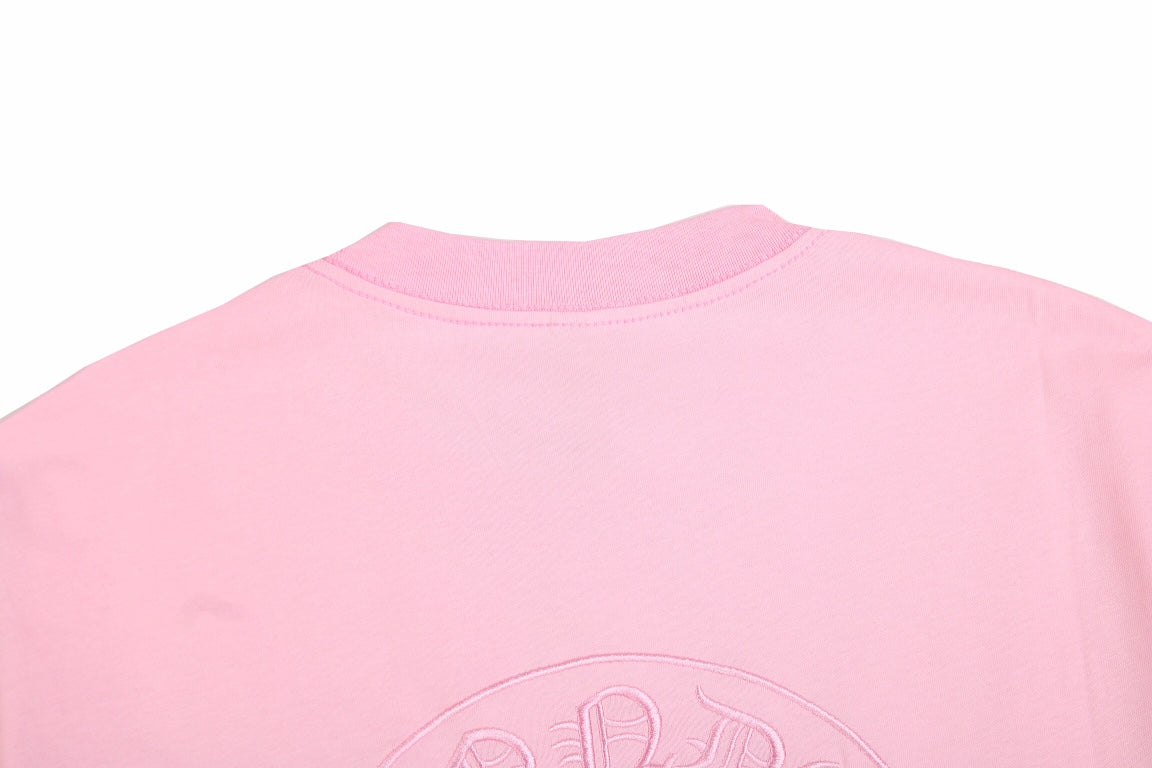 T-SHIRT ROSE AVEC LOGO DE FER À CHEVAL ET CŒURS CHROMÉS