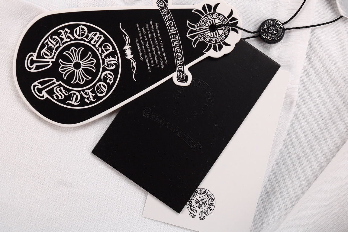 T-SHIRT BLANC ROSE AVEC LOGO DE FER À CHEVAL ET CŒURS CHROMÉS