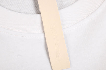 T-SHIRT BLANC ROSE AVEC LOGO DE FER À CHEVAL ET CŒURS CHROMÉS