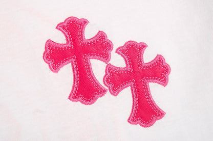 T-SHIRT BLANC ROSE AVEC LOGO DE FER À CHEVAL ET CŒURS CHROMÉS