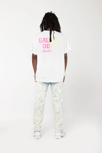 DÉPARTEMENT DE LA GALERIE T-SHIRT DE LA PROMENADE