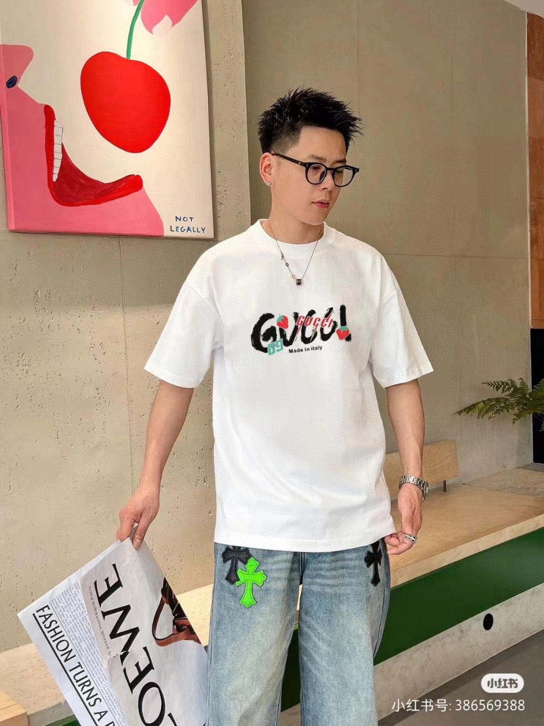 T-shirt Gucci à logo fraise (beige)