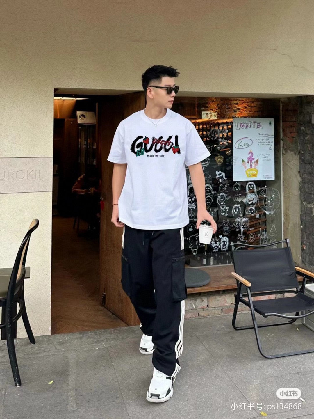 T-shirt Gucci à logo fraise (beige)