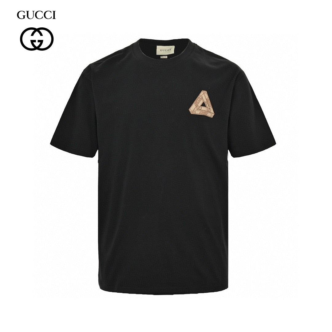 T-shirt noir Gucci à logo triangulaire
