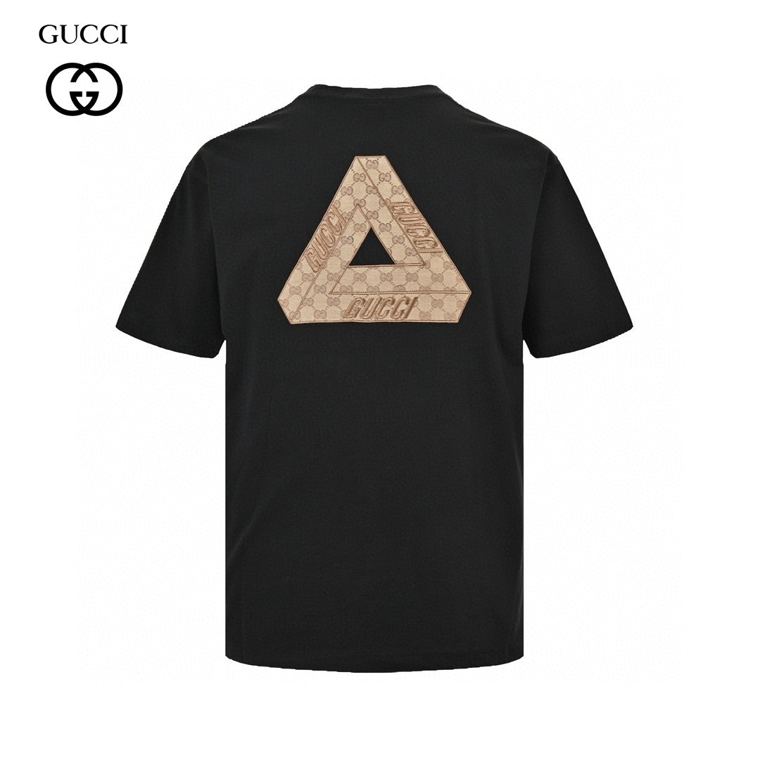 T-shirt noir Gucci à logo triangulaire