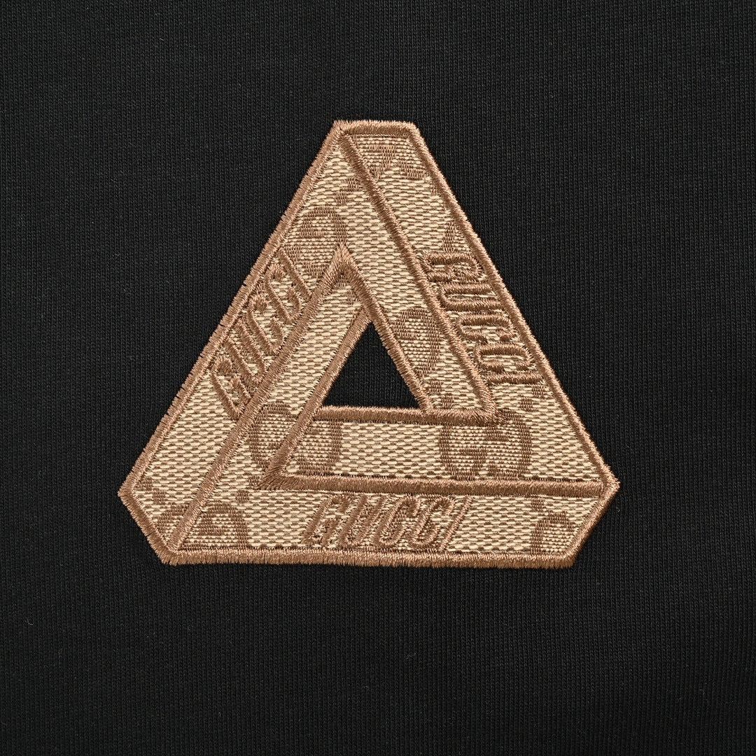 T-shirt noir Gucci à logo triangulaire