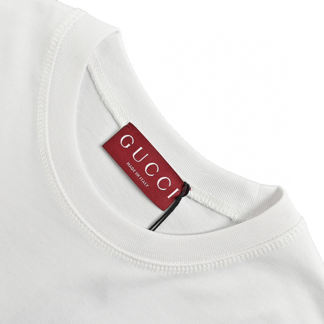 T-shirt blanc Gucci avec écusson logo vertical bleu
