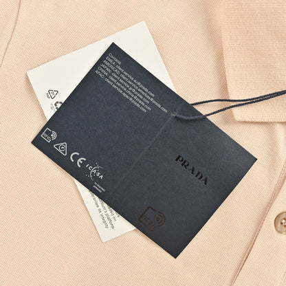 Polo beige à écusson logo Prada