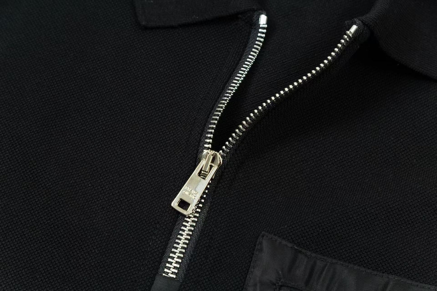 Polo Prada « détail de poche »