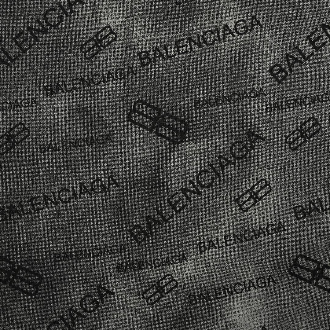 T-shirt Balenciaga à imprimé logo intégral (noir)