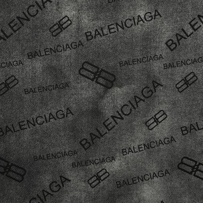 T-shirt Balenciaga à imprimé logo intégral (noir)