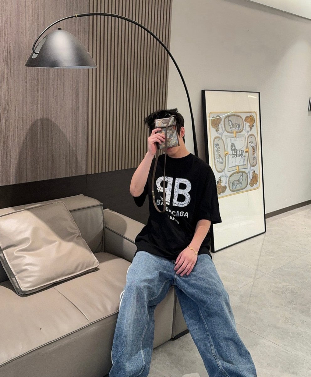 T-shirt Balenciaga à logo « BB » craquelé (noir)