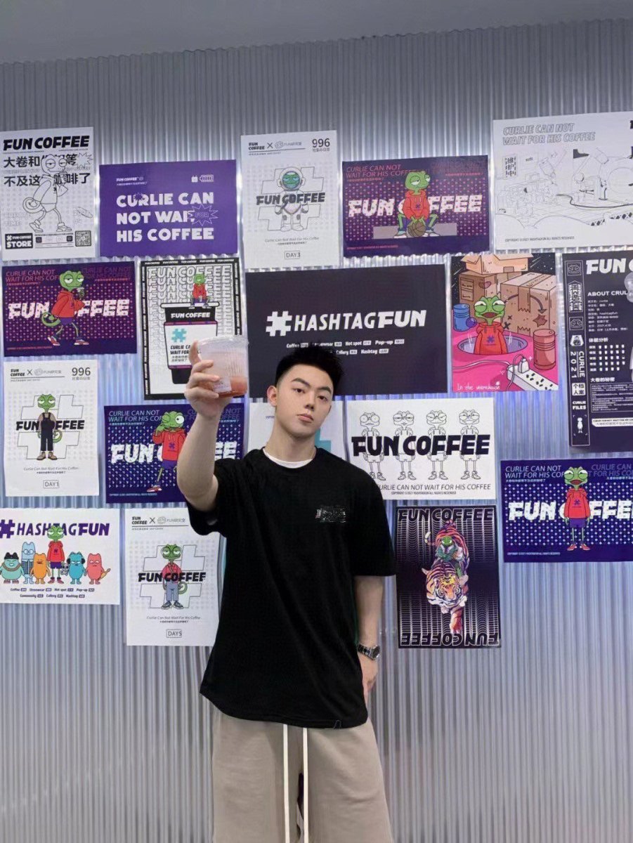 T-shirt Balenciaga avec logo brodé (noir)