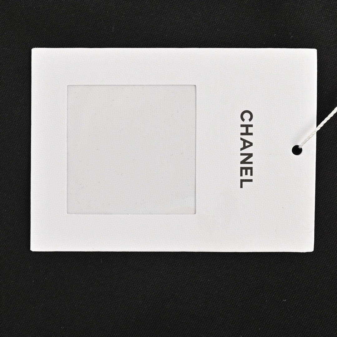 T-shirt noir Chanel à logo rose éclaboussé