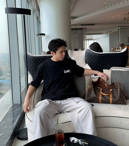 T-shirt noir Chanel à logo rose éclaboussé