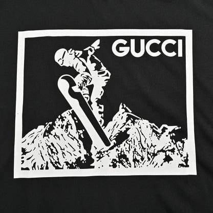 T-shirt noir Gucci à motif snowboarder