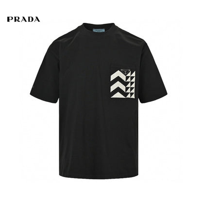 T-shirt noir Prada à poche géométrique