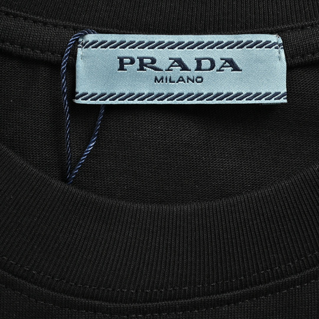 T-shirt noir Prada à poche géométrique