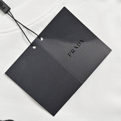 T-shirt Prada à logo graphique (blanc)
