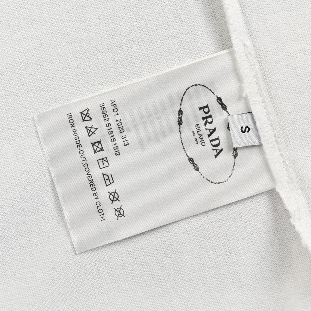 T-shirt Prada à logo graphique (blanc)