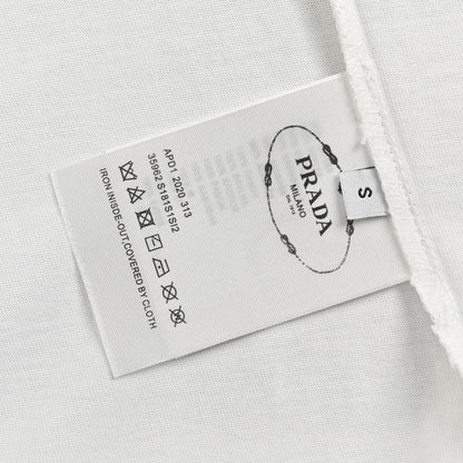 T-shirt Prada à logo graphique (blanc)