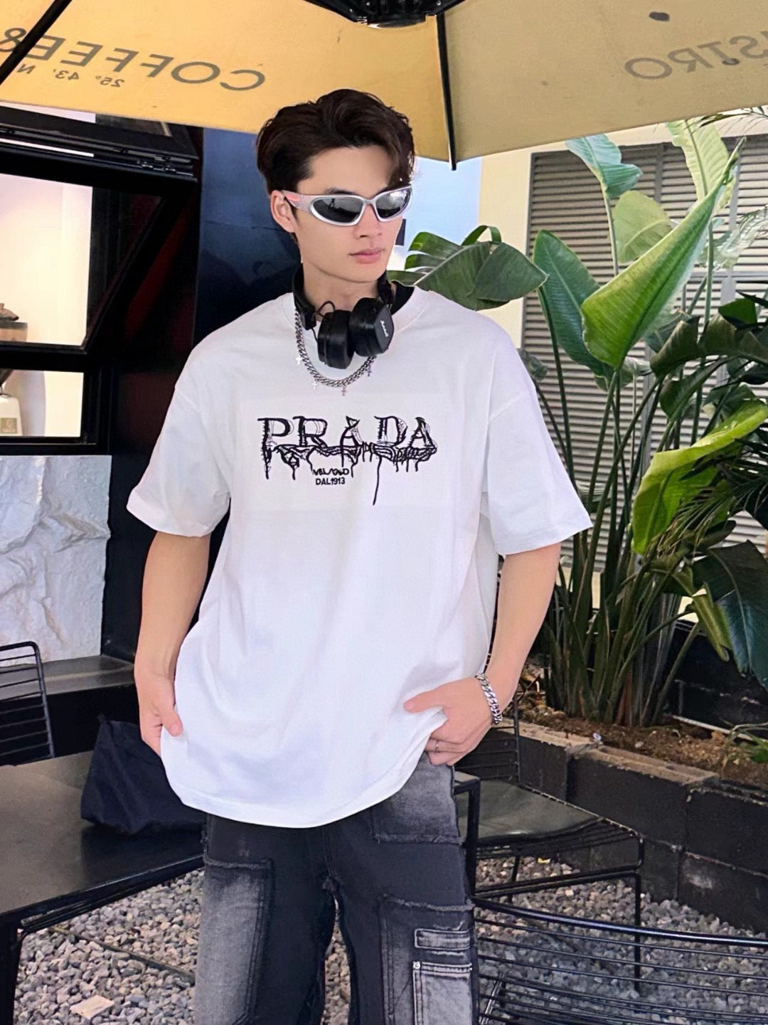 T-shirt Prada à logo graphique (blanc)