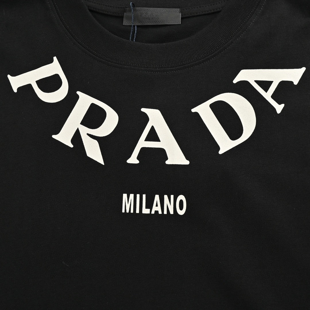 T-shirt Prada noir avec logo bien visible