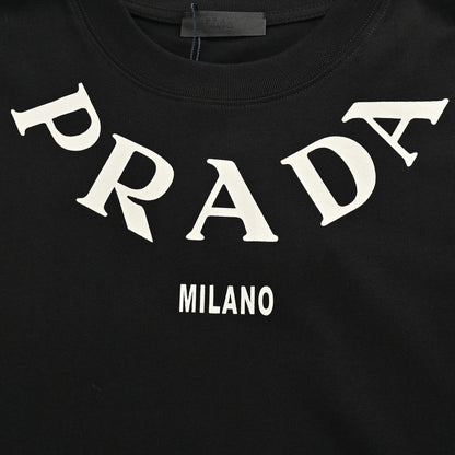 T-shirt Prada noir avec logo bien visible
