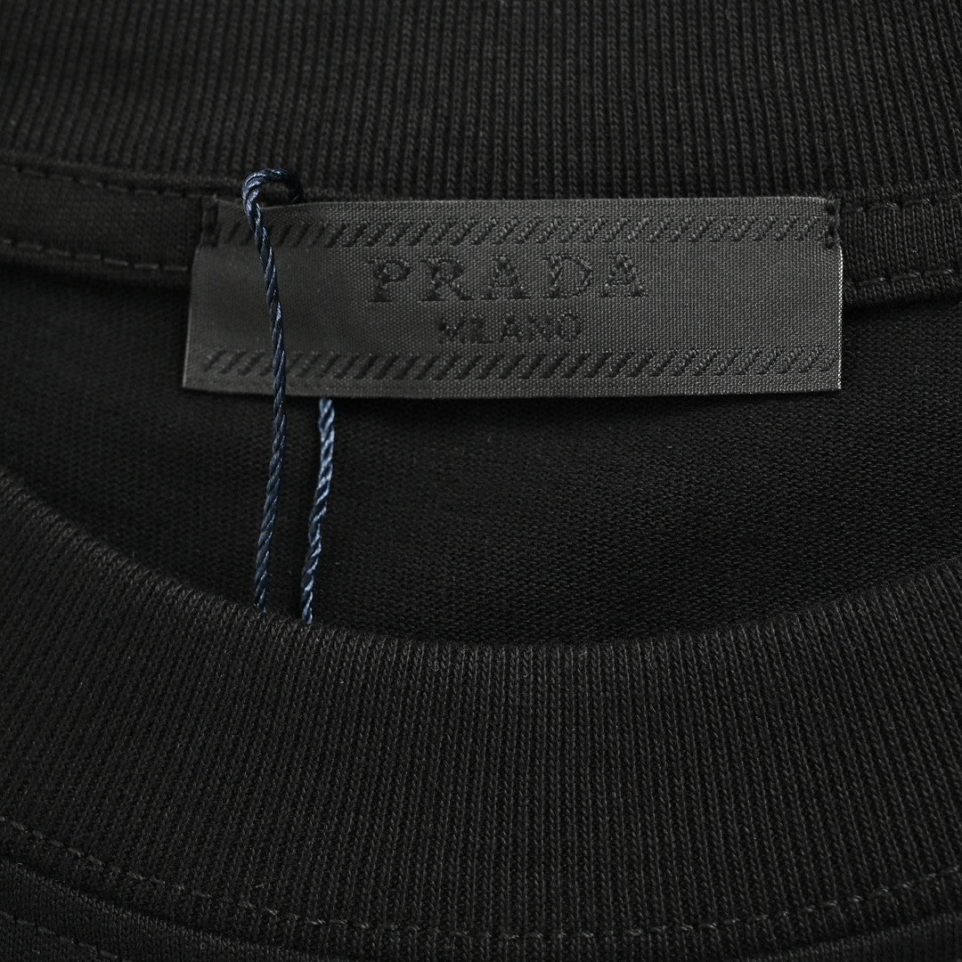 T-shirt Prada noir avec logo bien visible