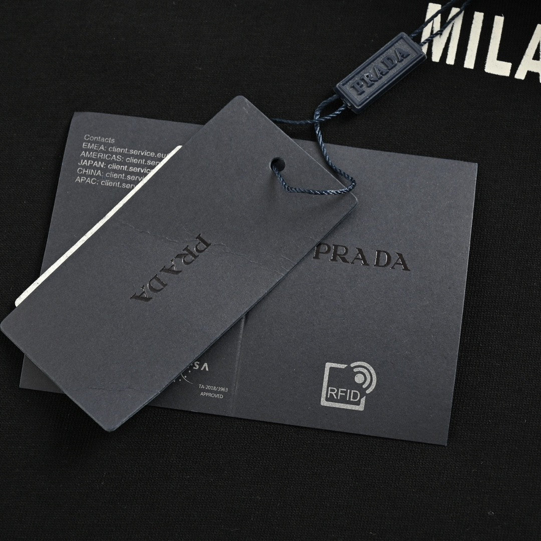 T-shirt Prada noir avec logo bien visible