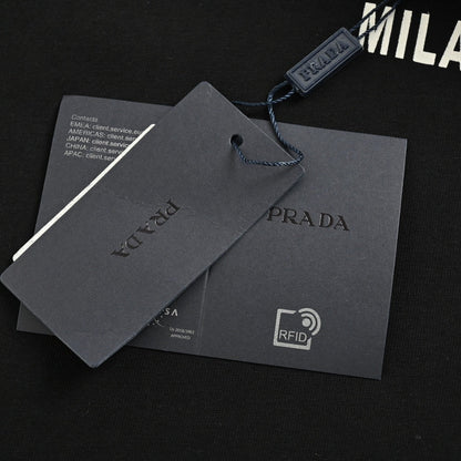 T-shirt Prada noir avec logo bien visible