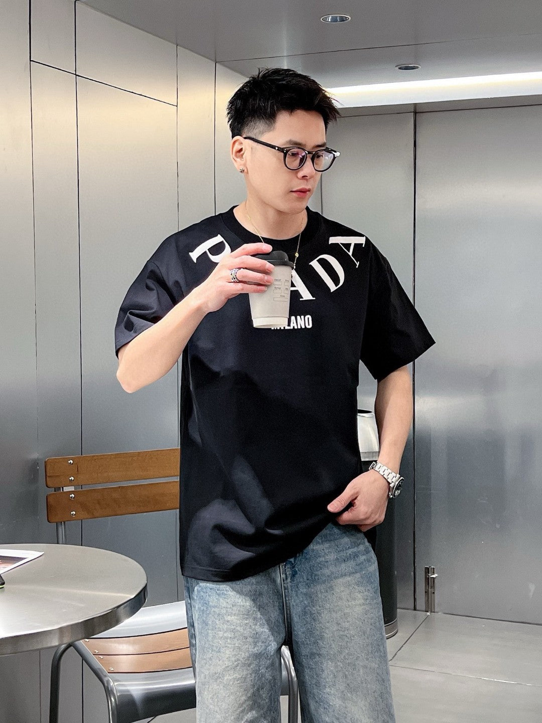 T-shirt Prada noir avec logo bien visible