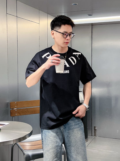 T-shirt Prada noir avec logo bien visible