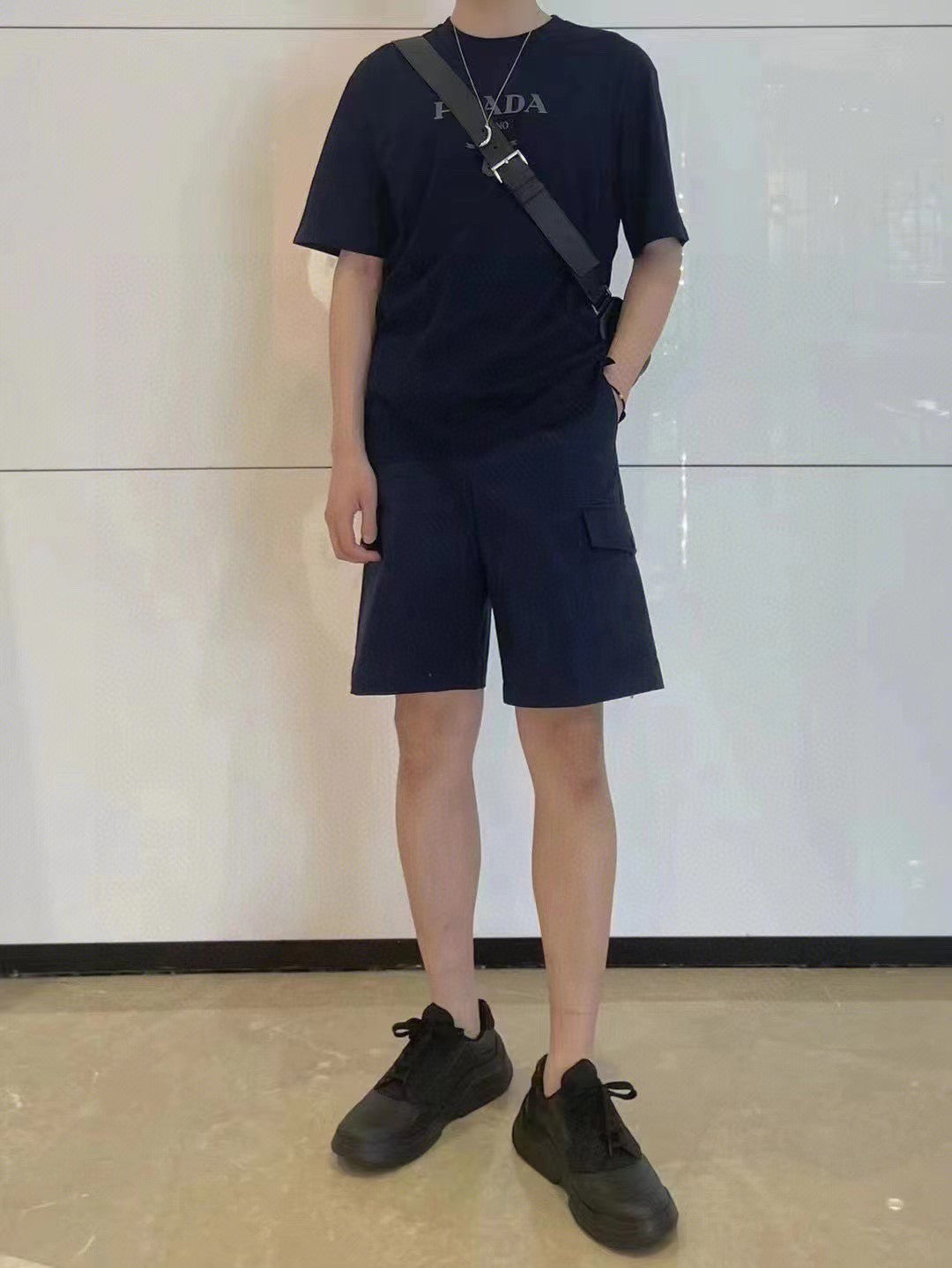 T-shirt Prada noir avec logo discret