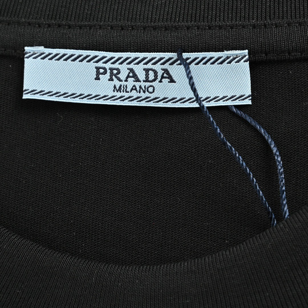 T-shirt Prada à logo triangulaire peint à la bombe (noir)