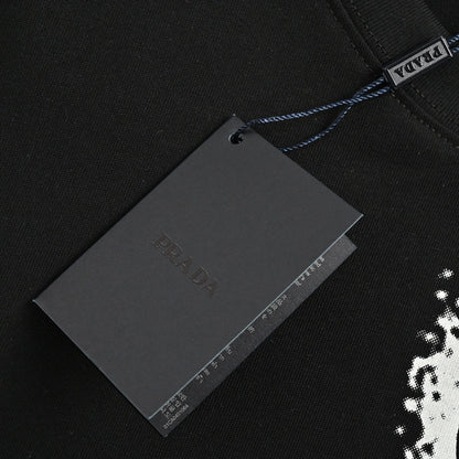 T-shirt Prada à logo triangulaire peint à la bombe (noir)