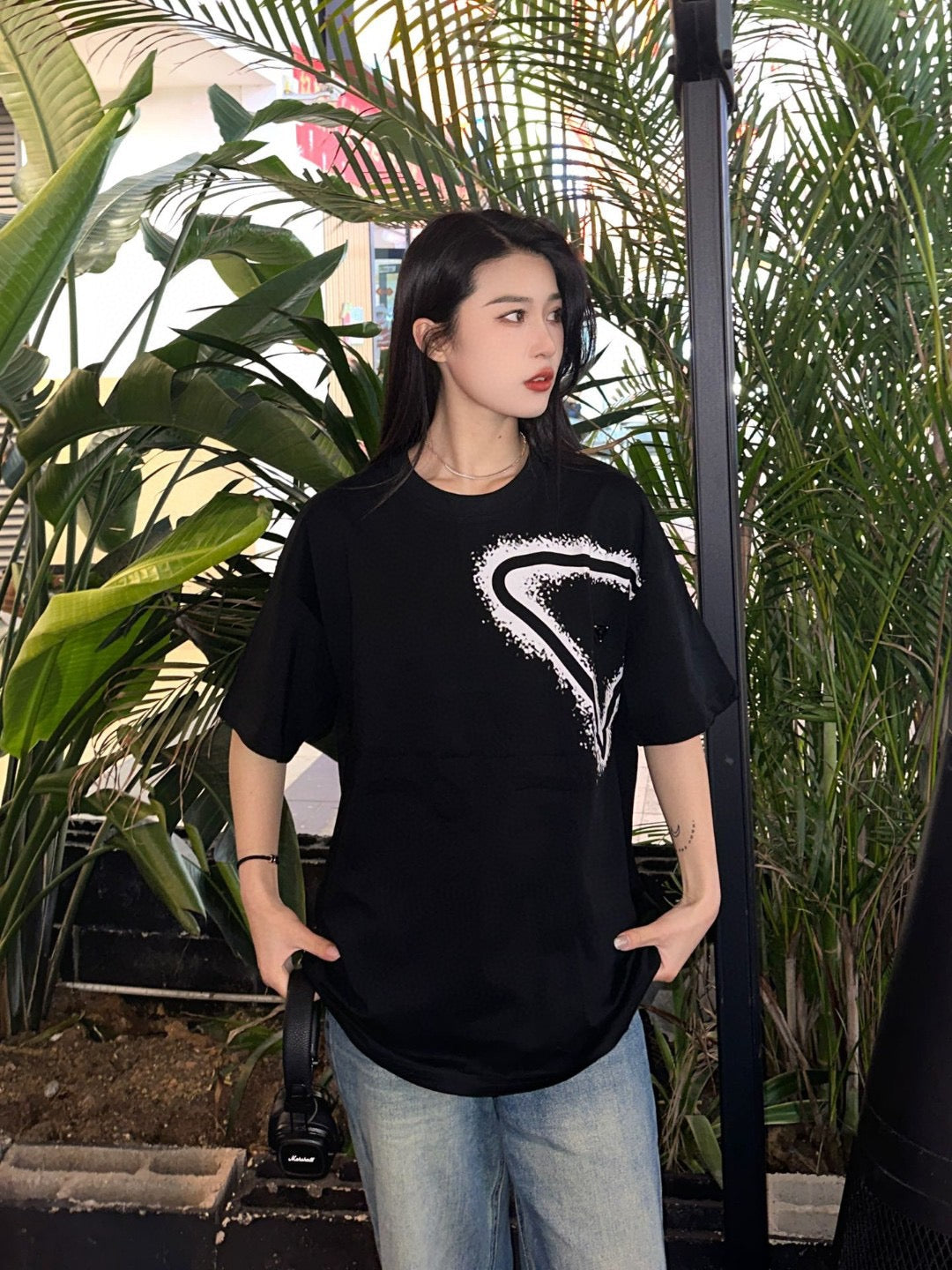 T-shirt Prada à logo triangulaire peint à la bombe (noir)