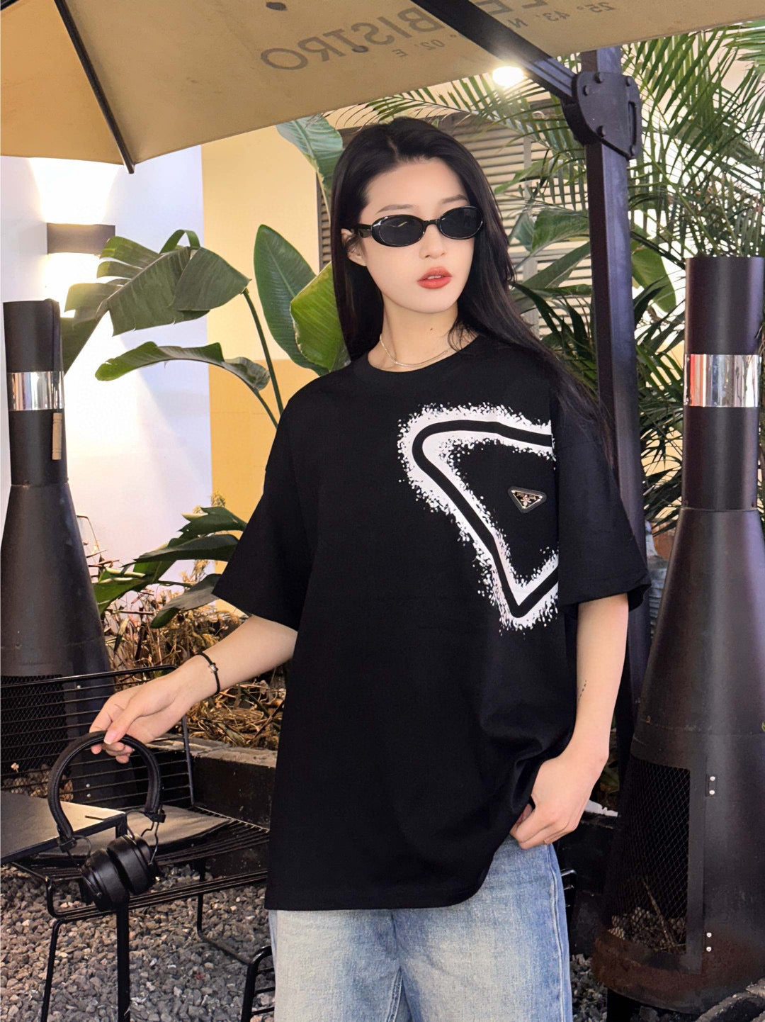 T-shirt Prada à logo triangulaire peint à la bombe (noir)