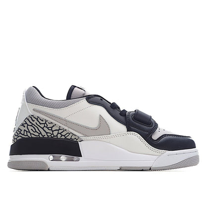 AIR JORDAN 11 « Blanc/Noir »