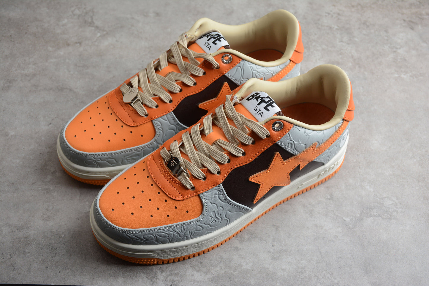 Baskets basses BAPE STA orange et grises
