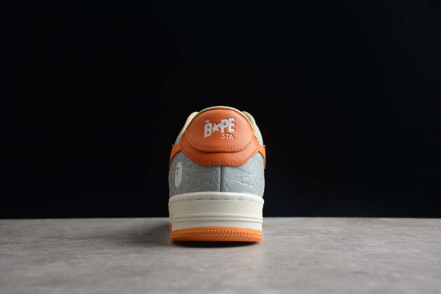 Baskets basses BAPE STA orange et grises