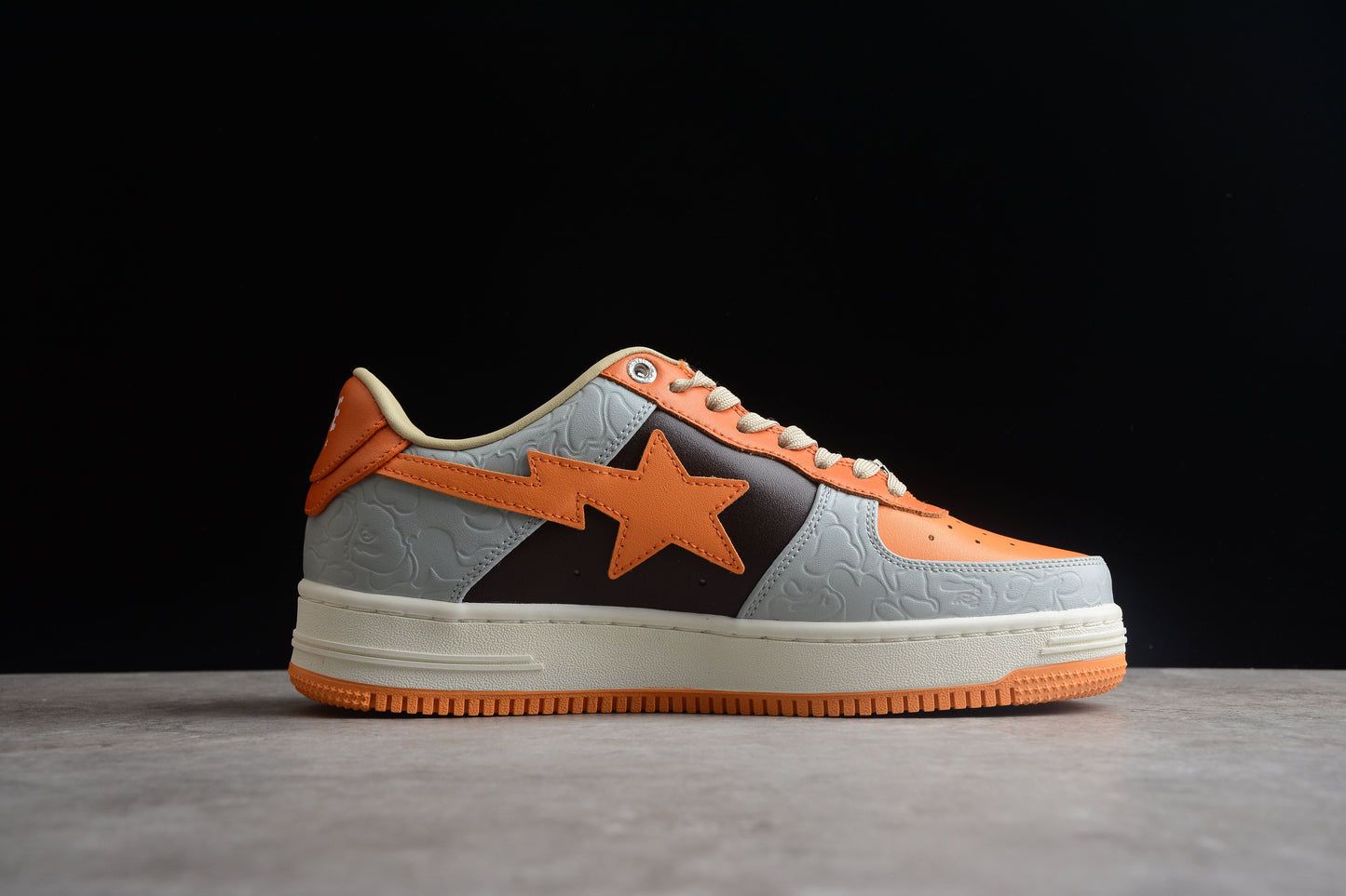 Baskets basses BAPE STA orange et grises