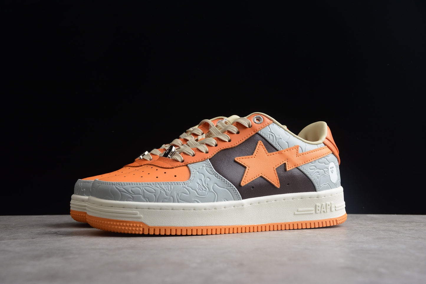 Baskets basses BAPE STA orange et grises