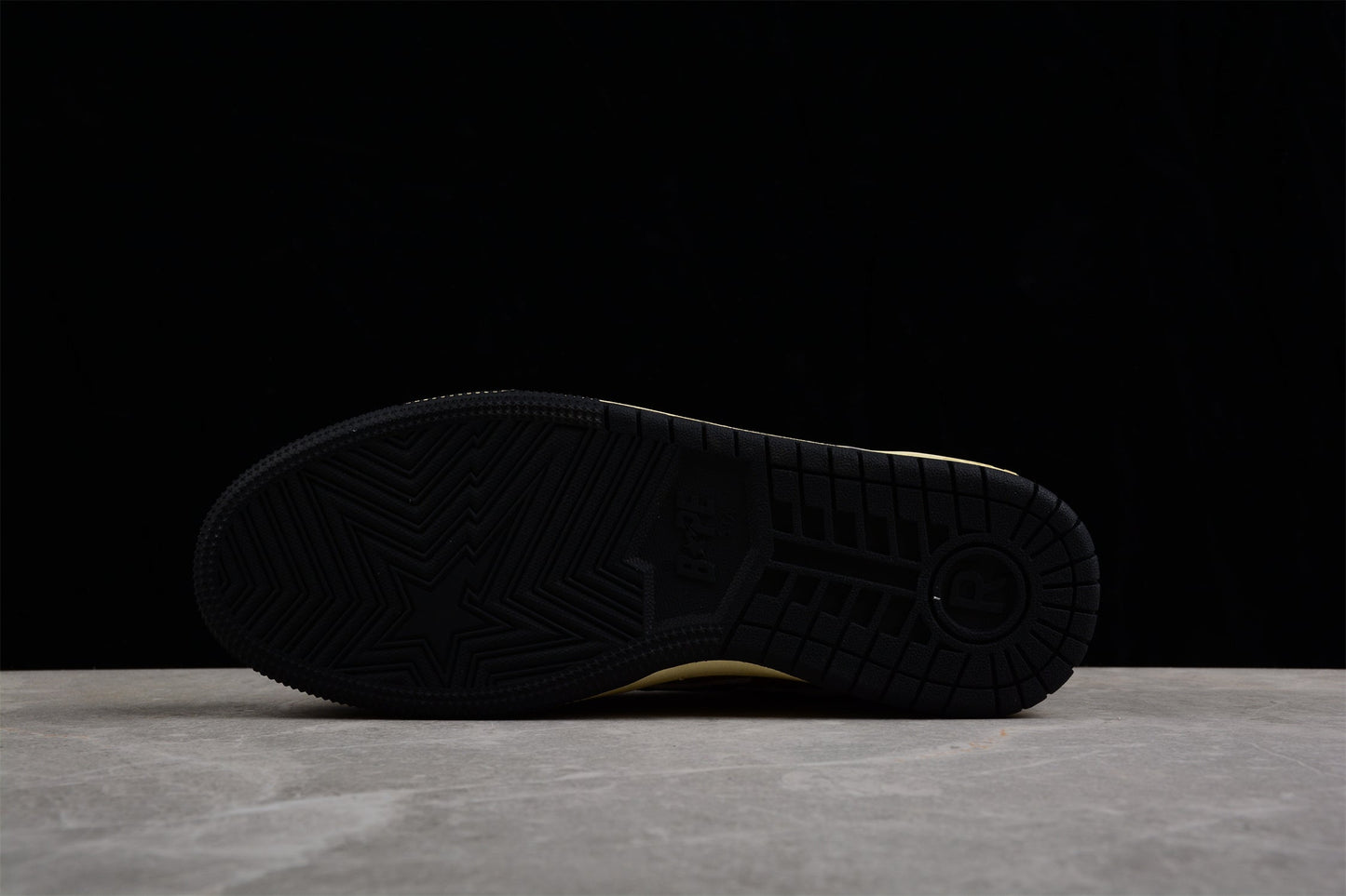 Baskets basses BAPE STA noires et jaunes