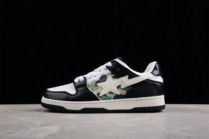 Baskets basses BAPE STA en noir, blanc et camouflage