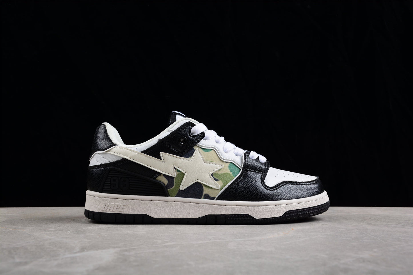 Baskets basses BAPE STA en noir, blanc et camouflage