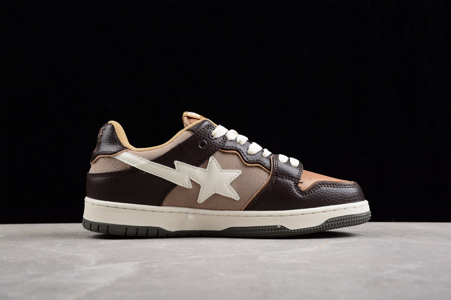 Baskets basses BAPE STA marron et beige