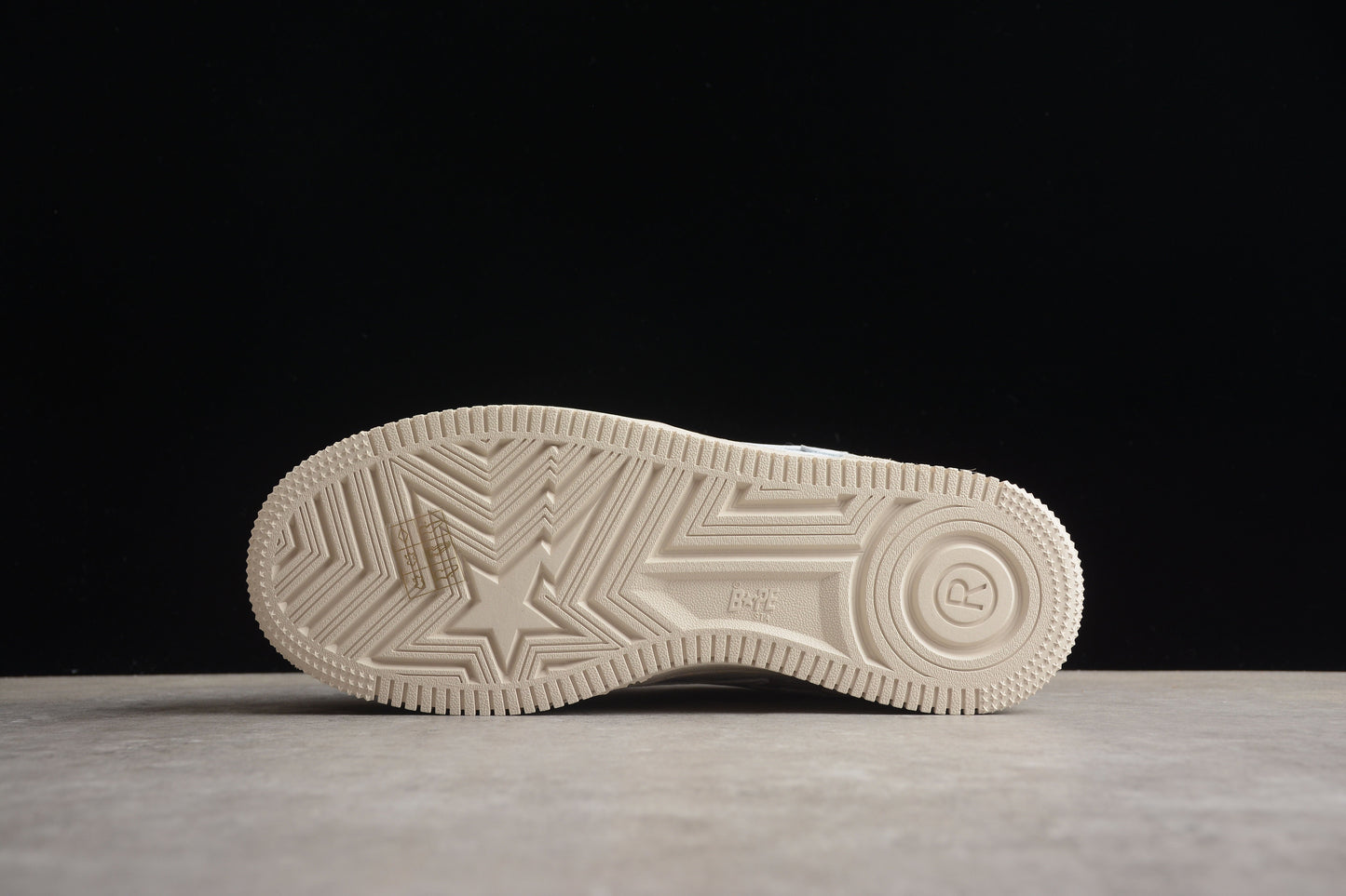 Baskets basses BAPE STA blanches et crème